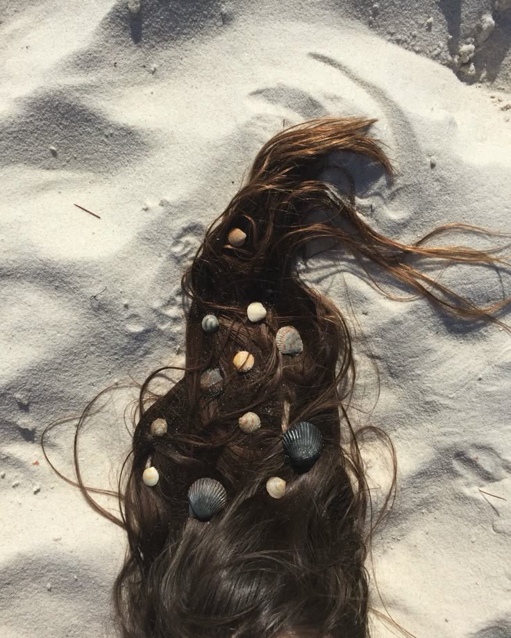 Pourquoi vos premiers cheveux blancs sont votre... meilleur atout de l'été?