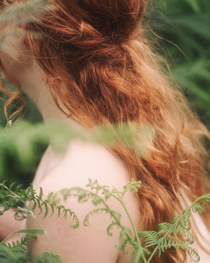 Image FAQ L'écosystème du Cheveu : pourquoi le Cuir Chevelu est la clé de votre Coloration Végétale dans le temps...