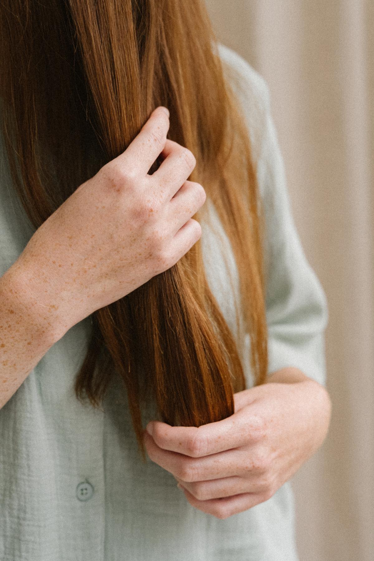 Image FAQ Comment aborder la chute de cheveux saisonnière au naturel ?